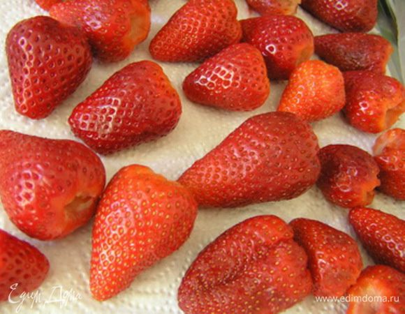Клубнику промыть, обсушить бумажным полотенцем.