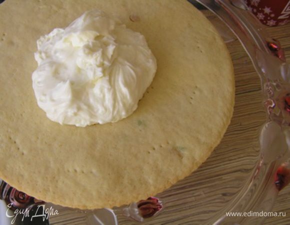 Крем выложить на основу пиццы, разровнять