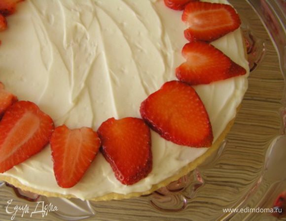 Клубнику нарезать ломтиками, выложить по кругу,