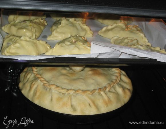 Поставить противень в разогретый духовой шкаф и выпекать примерно 50 минут при температуре 180 гр. У меня в духовке уже стоял Зур белиш, поэтому треугольники пошли на верхний уровень.