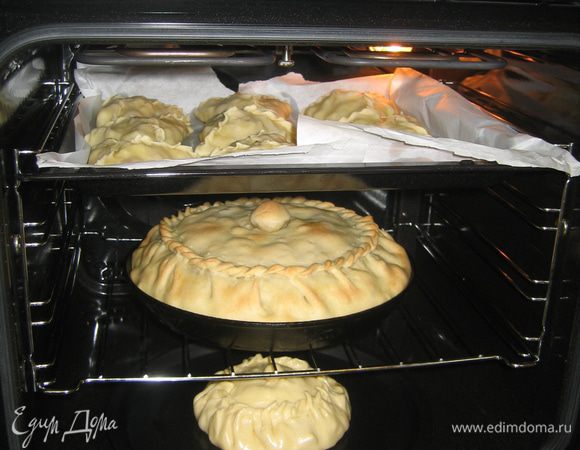 Противень с элешом поставить в духовой шкаф и выпекать примерно 1 час при температуре 180 гр. Поскольку у меня уже пеклись пирог и треугольники, элеш я поставила на нижний уровень.