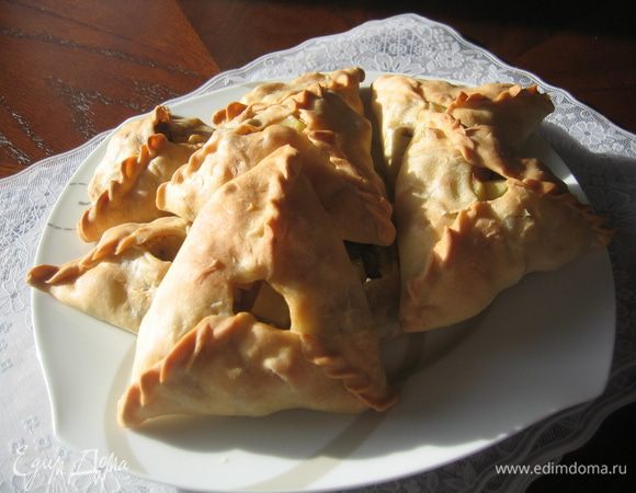 Готовые треугольники и элеш обязательно надо смазать растопленным сливочным маслом и накрыть на 15 минут полотенцем.