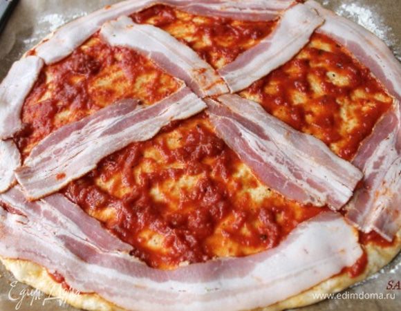 Выкладываем на заготовку с соусом бекон.