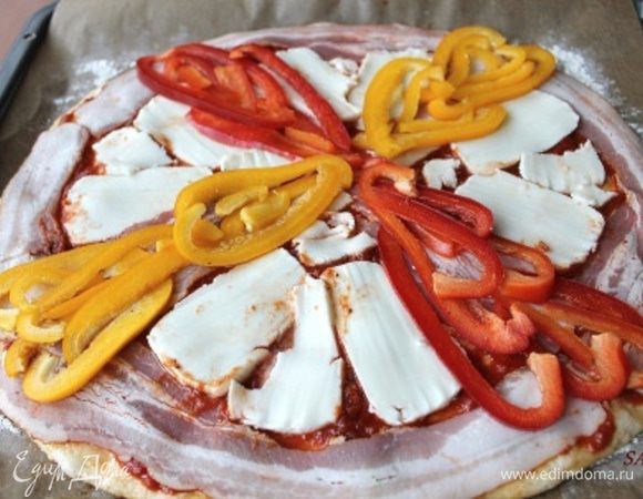 Затем перец так, чтобы захватывал бекон, а в сегментах - моцареллу.