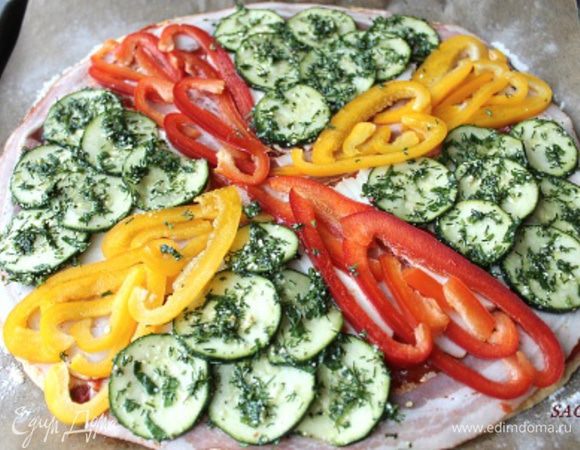 На моцареллу веером укладываем цукини, слив лишнюю жидкость. 