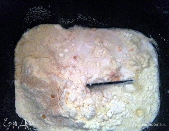 Развести дрожжи в теплом молоке, добавить воду, соль и растительное масло. Вымесить тесто, накрыть полотенцем и оставить в теплом месте на 40 минут. 
В этот раз, я сделала все гораздо проще, просто загрузила все ингредиенты в хлебопечку и выбрала программу для приготовления дрожжевого теста.