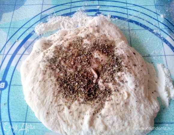 Затем тесто обмять, еще раз вымесить. добавить орегано.