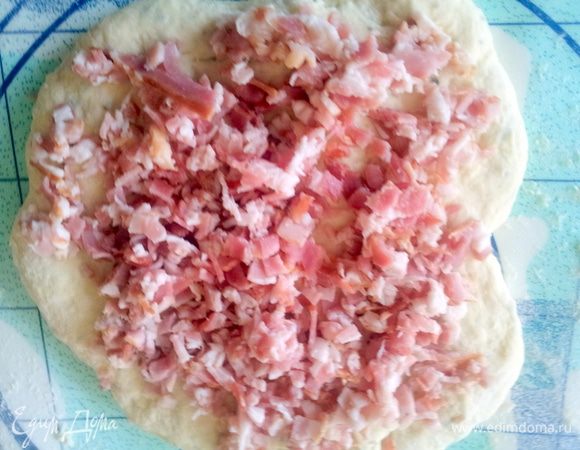 Ветчину мелко нарезать, сыр натереть на терке. Добавить в тесто ветчину и половину сыра, чили и еще раз вымесить.