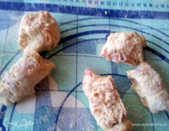 Разделить тесто на 10-12 частей.