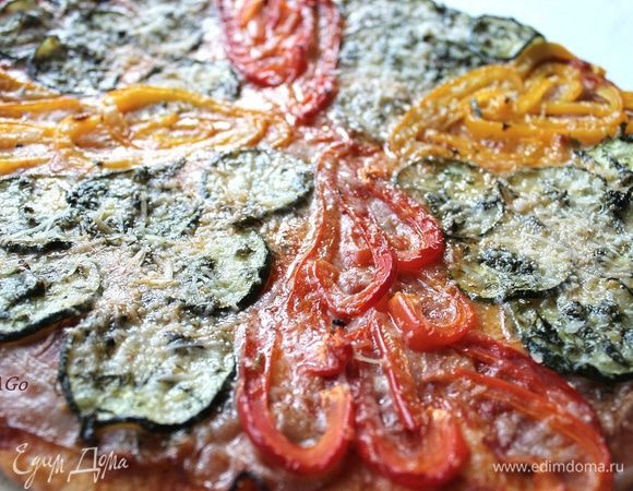 Готовую пиццу присыпаем стружкой или хлопьями пармезана и подаём голодным домочадцам!:) Мужчины мои дико извиняются за то, что не оставили кусочка для фото в разрезе:)))