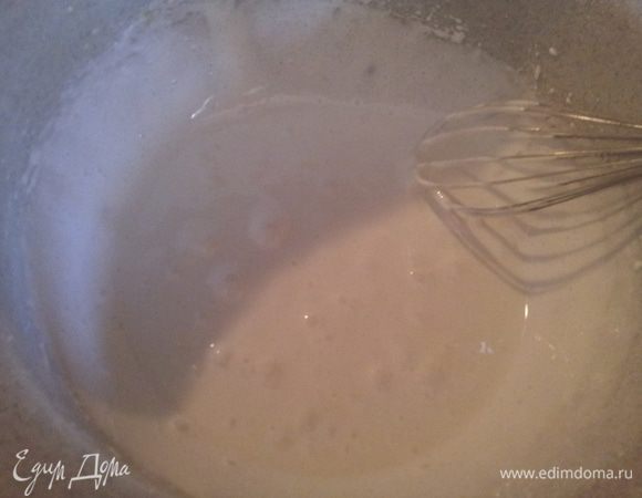 Добавить просеянную сахарную пудру. 