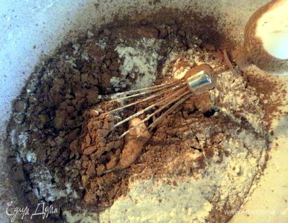 какао, муку, кофе и взбить.
Влить воду. Взбивать на маленькой скорости 5 минут.