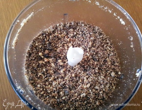 Миндаль и шоколад измельчить. 