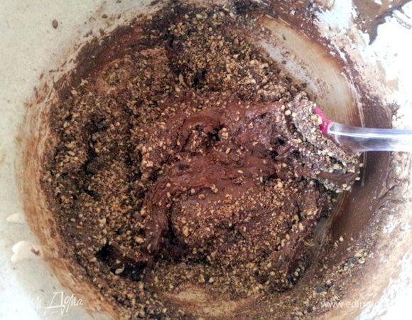 Добавить во взбитые белки и осторожно перемешать.