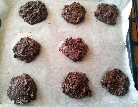 Противень накрыть пергаментом. 
Выкладывать печенье на расстоянии 5 см друг от друга. 
