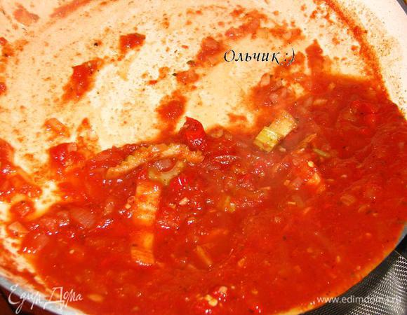 Тесто делаем по рецепту http://www.edimdoma.ru/retsepty/14221-domashnie-sous-i-testo-dlya-pitstsy-salsa-e-pasta-per-la-pizza-fatta-in-casa Для этого муку просеиваем и смешиваем с манкой. Добавляем воду, соль, дрожжи, оливковое масло, замешиваем тесто. Формируем шар, накрываем теплым влажным полотенцем, оставляем на час. Затем слегка разминаем тесто, разделяем на 6 частей. Используем 2 части, остальное отправляем в морозилку до востребования. Для соуса разводим томатную пасту в горячей воде. Пассеруем  мелкоискрошенный лук, чеснок и перец чили на оливковом масле. Добавляем сельдерей, затем разведенную томатную пасту, солим, перчим по вкусу, тушим на маленьком огне минут 10.