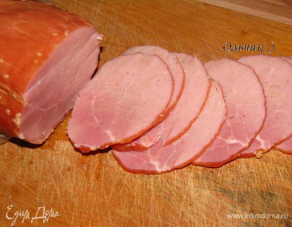 Ветчину тоненько режем.