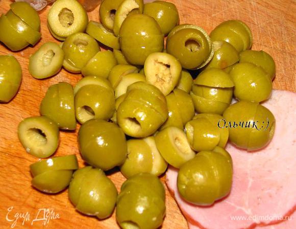 Оливки режем колечками.