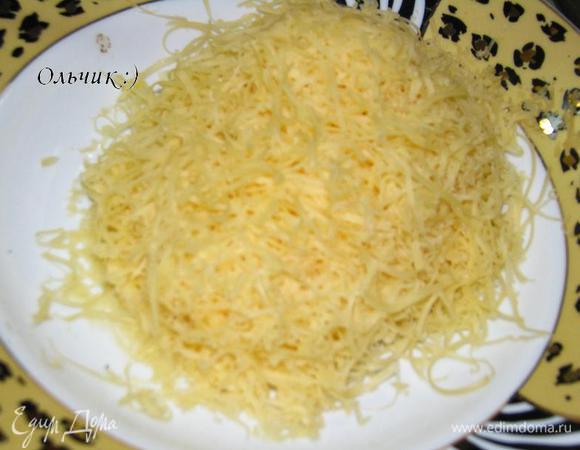 Сыр трем на мелкой терке.