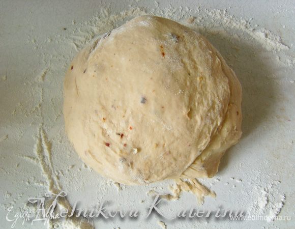 Переложить тесто на стол, обильно присыпанный мукой. Добавляя оставшиеся 100 г муки, замесить тесто, чтобы не приставало к рукам. Положить в глубокую тару, стенки которой предварительно обильно смазать оливковым маслом. Обернуть пищевой пленкой и поставить в теплое и укромное место примерно на час. 