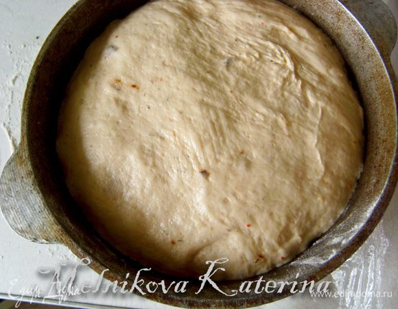 Тесто должно подняться вдвое. Немного его обмять. Разделить тесто на две части. 