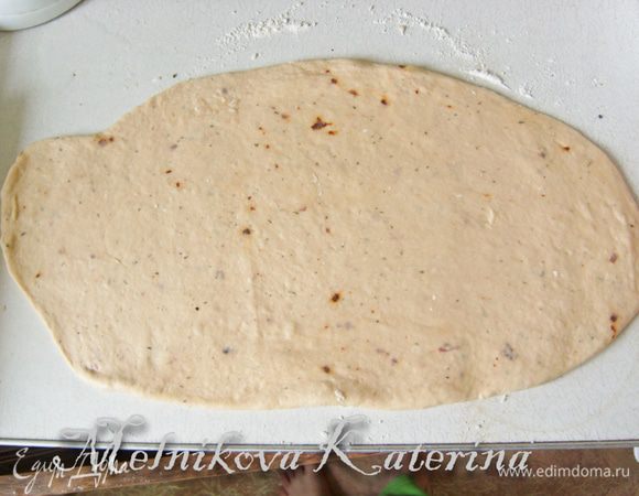 Взять одну из частей. Раскатать в овал. 