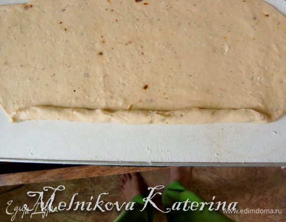 Затем начинаем сворачивать по горизонтали: оттянуть тесто на себя, завернуть, придавить. И так до конца, пока не закончится тесто. Должно получиться что-то вроде тугого рулета. Крайнюю часть защипнуть. 