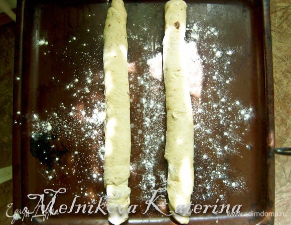 То же самое проделать и со второй частью теста. Присыпать противень мукой и выложить оба "рулета" на противень, на значительном расстоянии друг от друга. 