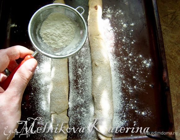 При помощи ситечка "припудрить" багеты мукой. 