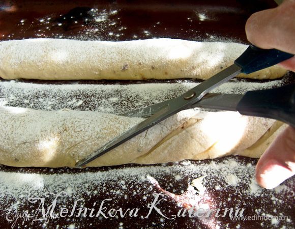 Затем нужно вооружиться ножницами. На каждом багете нужно сделать надрезы под углом примерно 45 градусов, на расстоянии нескольких сантиметров, подрезать почти до низу.  