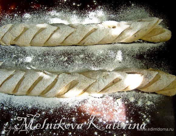 Таким образом нужно надрезать каждый багет. 