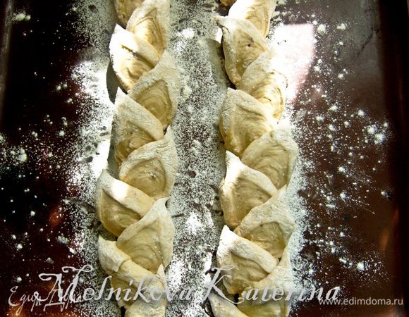 Затем нужно раздвинуть в противоположные стороны каждую надрезанную часть. 