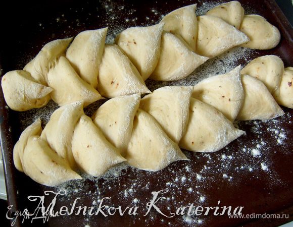 Накрыть багеты тканью, поставить в теплое и укромное место для подхода (примерно 40 минут). 