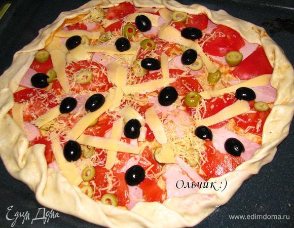 Вторую пиццу я выложила на противень, сверху начинку, края теста завернула, добавила черные маслинки и нарезанный с помощью картофелечистки сыр.