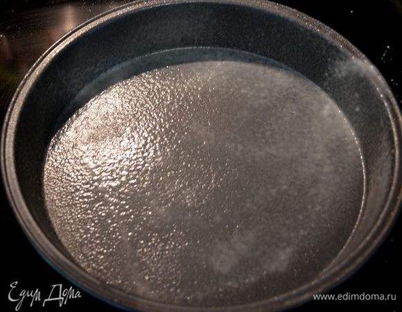 Разогреть духовку до 180гр.
Смазать форму маслом.