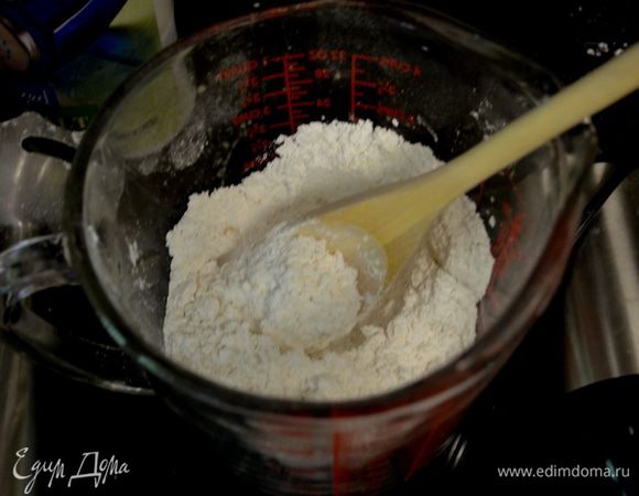 Перемешать сах.пудру и миндаль в фуд.процессоре,чтоб миндаль хорошо размололся.