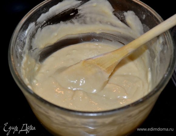 Взбить белки  на сред.скорости добавить соль, сах.пудру с миндалем,ванилин. Затем добавить желтки. 
Постепенно добавляем муку с разрыхлителем,слив.масло,кокосовое молоко.Все тщательно перемешаем.