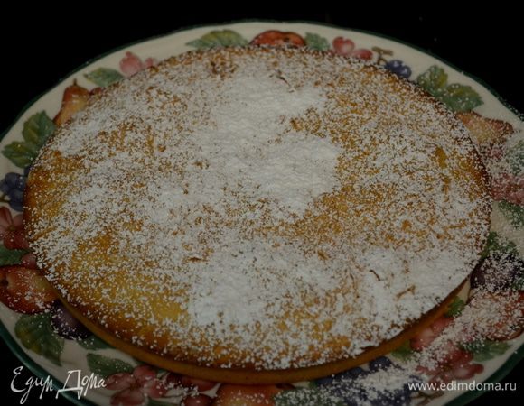 Выльем в форму и разровняем.Сверху слегка посыплем кокосовой стружкой.И поставим выпекать примерно на 20-30мин.Проверяем центр зубочисткой.
Дадим слегка остынуть,перевернем кекс на приготовленную тарелку, посыпаем сверху сах.пудрой .