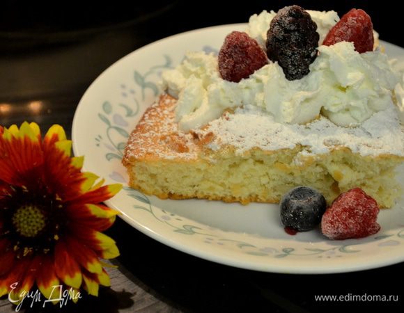 Подаем со взбитыми сливками и ягодами по желанию.