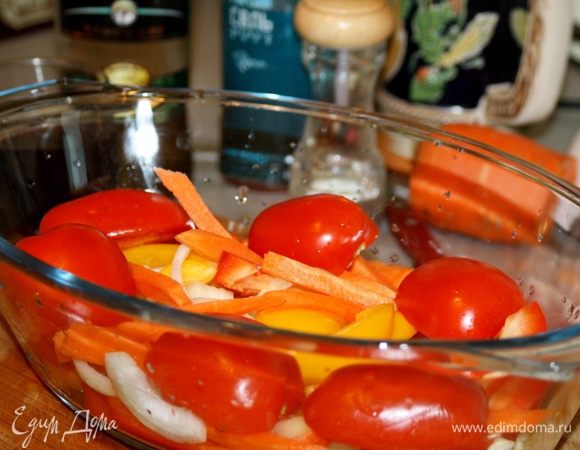 Овощи (все, кроме лука)нарезать и сложить в форму для тушения слоями, посолить, поперчить...