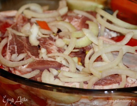 Лук нарезать и выложить на мясо