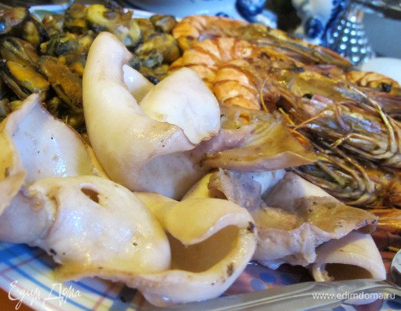 Я подаю такой салат с морепродуктами-гриль....