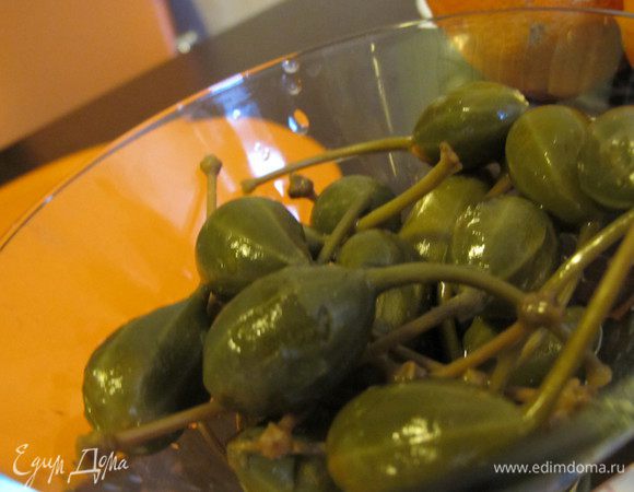 ...и каперсами...