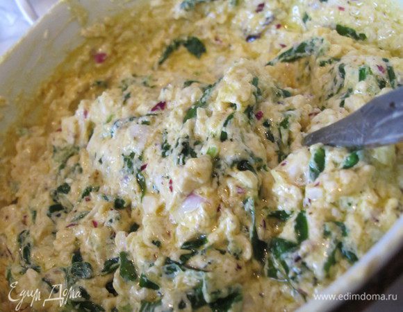 В блендере измельчить лук, перемешать его с творогом, карри. Разогреть сковороду добавить оливковое масло, мелко порубленный чеснок, через 30 секунд добавляем нарезанный шпинат и обжариваем 1 минуту. Добавляет к творожной массе и тщательно перемешиваем.