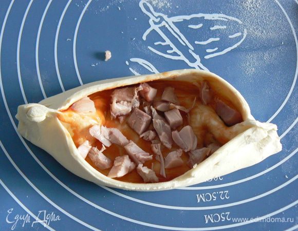 уложить в лодочки порезанную кусочками курицу