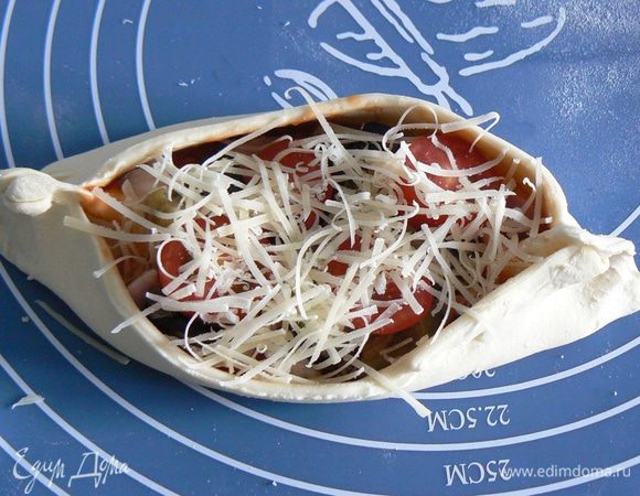 посыпать тертым сыром,