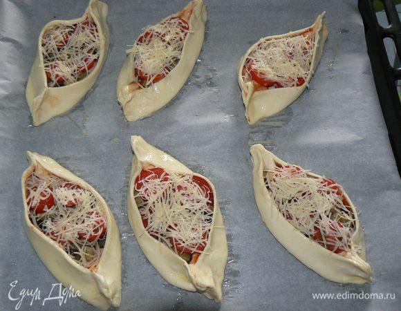 смазать яйцом,запечь до золотистого цвета.