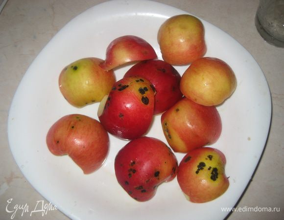 Приготовим яблочное пюре. Для этого яблоки разрезаем на половинки, очищаем от серцевины и запекаем в духовке или микроволновке. Я запекала в микроволновке столько минут сколько штук яблок. Хочу заметить, что-бы получить 250 гр яблочного пюре, неодходимо приблизительно 400 гр яблок, потому что кожицу мы будем выбрасывать.