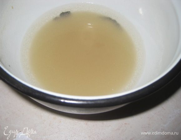 Для начала агар-агар замачиваем в 160 гр воды на несколько часов.