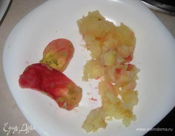 Из запеченных яблок вынимаем ложкой серединку. Кожицу выбрасываем.